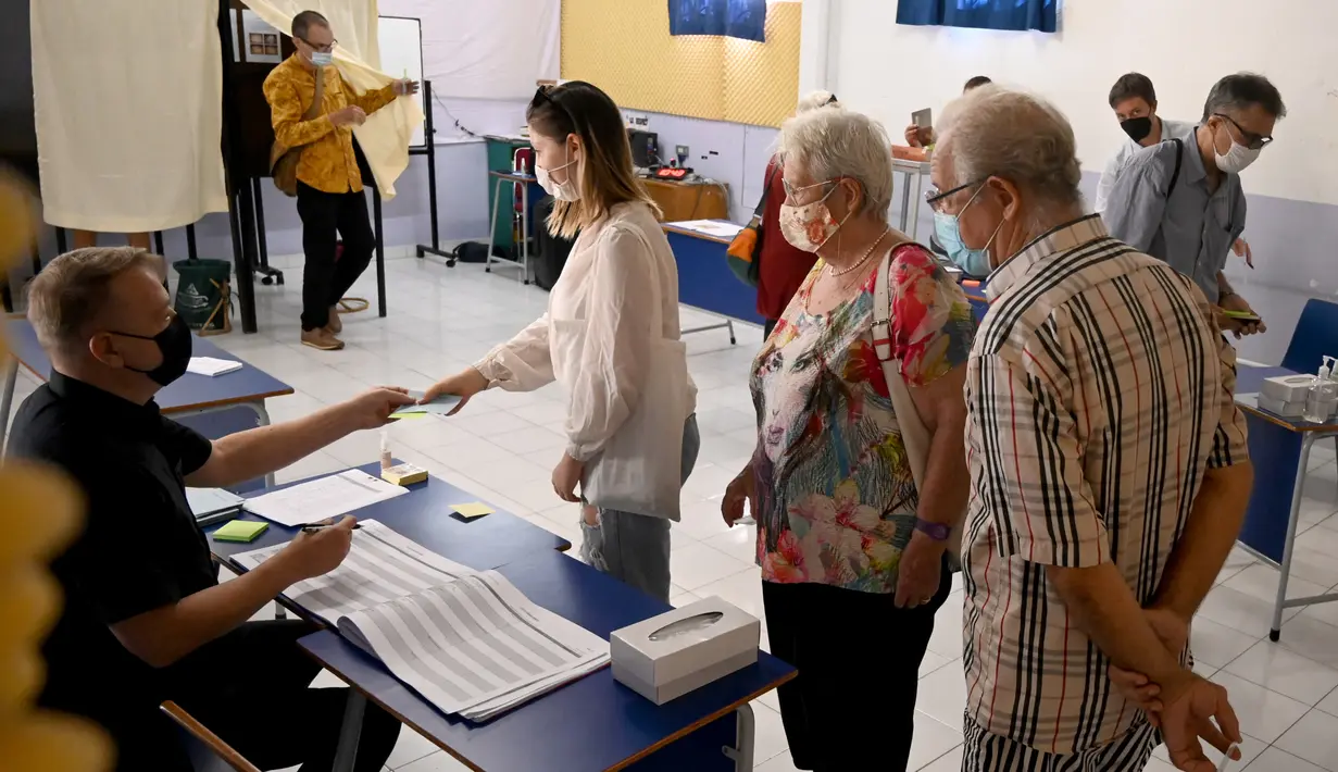 <p>Warga Prancis mendaftar sebelum memberikan suara mereka pada putaran kedua pemilihan presiden Prancis di sebuah tempat pemungutan suara di Kerobokan, Bali, Minggu (24/4/2022). Hasil pemilu ini, nantinya akan menjadi penentu apakah Presiden Prancis Emmanuel Macron akan tetap mempertahankan jabatannya atau kehilangan posisinya tersebut. (SONNY TUMBELAKA / AFP)</p>