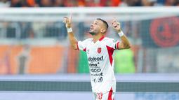 Pemain Bali United, Mirza Mustafic, melakukan selebrasi setelah mencetak gol ke gawang Persija Jakarta dalam lanjutan BRI Super League 2025/2026 di Jakarta International Stadium (JIS), Minggu (14/9/2025) malam WIB. (Bola.com/M Iqbal Ichsan)