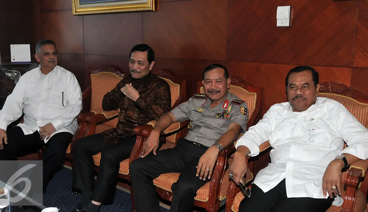 Menkopolhukam Luhut Panjaitan (kedua kiri), Jaksa Agung RI HM Prasetyo (Kedua Kiri), Kapolri Badrodin Haiti (kedua kanan), Dirut PLN Sofyan Basir (Kiri) saat menghadiri Rapat Kordinasi Terbatas, di Jakarta, Kamis (3/9/2015). (Liputan6.com/Johan Tallo)