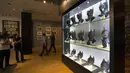  Aneka topeng Batman dalam etalase dipajang di Warner Bros VIP Studio Tour "The Batman Exhibit" di Burbank, California (26/6/2014) (REUTERS/Mario Anzuoni)