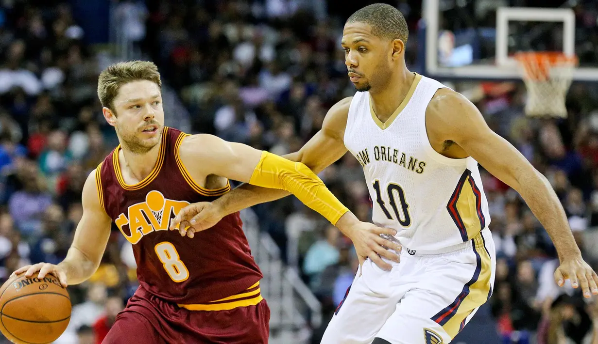 Pemain Cleveland Cavaliers, Matthew Dellavedova (8) menggiring bola melewati hadangan pemain Pelicans, Eric Gordon (10) pada lanjutan NBA di Smoothie King Center, New Orleans, Sabtu (5/12/2015) WIB. (Reuters/Derick E. Hingle) 