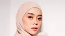 Tahun 2022, hijab segi empat instan yang dilengkapi inner menjadi pilihan Lesti untuk mendukung penampilannya sehari-hari. (Instagram/lestykejora).
