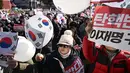 Sebelumnya, Presiden Yoon Suk Yeol dimakzulkan melalui persidangan di parlemen pada Sabtu, 14 Desember 2024. Mosi pemakzulan Presiden Yoon disetujui oleh 204 dari total 300 anggota Majelis Nasional dalam sidang parlemen. (JUNG YEON-JE/AFP)