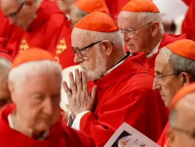 Para kardinal menghadiri saat menghadiri misa di Basilika Santo Petrus di Vatikan, pada 28 April 2025. (Dimitar DILKOFF/AFP)