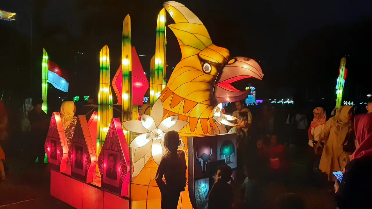 Warga mendatangi Monas menyaksikan Festival of Light, Minggu (18/8/2019).