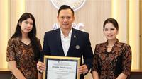 Pesona Annisa Pohan Dampingi AHY Wisuda, Selalu Cantik Kenakan Kebaya hingga Batik (credit: https://www.instagram.com/annisayudhoyono/)