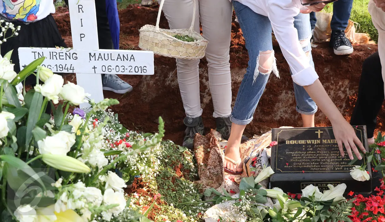 Musisi Jazz Ireng Maulana dimakamkan di sebelah kakaknya, Bouedwijn Maulana di TPU Kampung Kandang, Jakarta, Senin (7/3/2016). Ireng Maulana meninggal di RS Harapan Kita pada pukul 00.15 WIB, Minggu (5/3/2016). (Liputan6.com/Herman Zakharia)