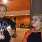 I Gede Siman Sudartawa memamerkan medali yang direbutnya di SEA Games 2017. (Liputan6.com/Dewi Divianta)