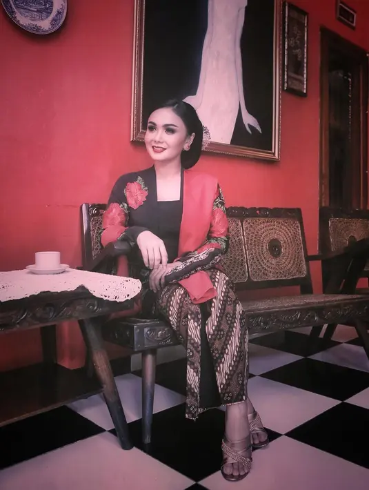 Yuni Shara tampak begitu anggun saat mengenakan kebaya warna hitam dengan motif bunga-bunga. (Foto: instagram.com/yunishara36)