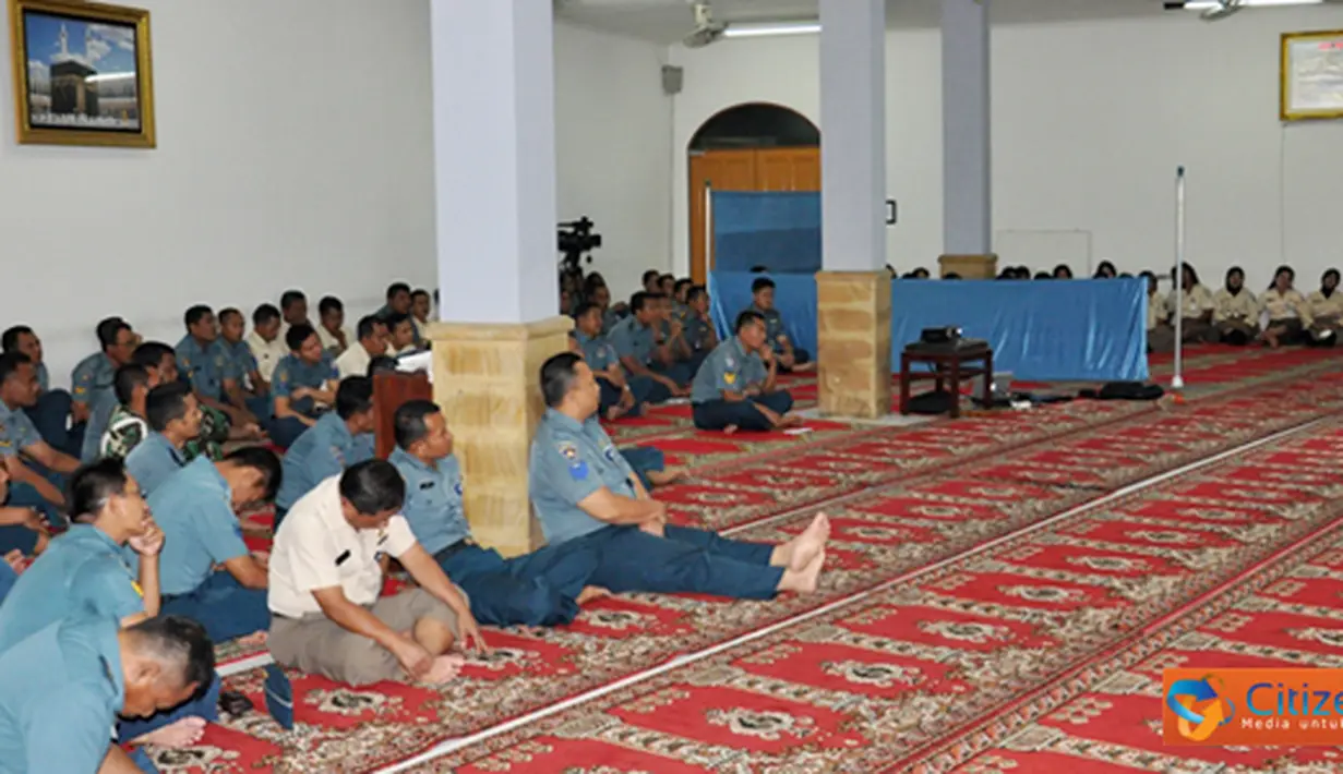 Citizen6, Tanjung Priok: Segenap Prajurit dan PNS Komando Lintas Laut Militer (Kolinlamil) yang beragama Islam mendapat siraman rohani bertempat di Masjid At-Tauhid, Mako Kolinlamil, Tanjung Priok, Jakarta Utara, Rabu (23/5). (Pengirim: Dispenkolinlami)
