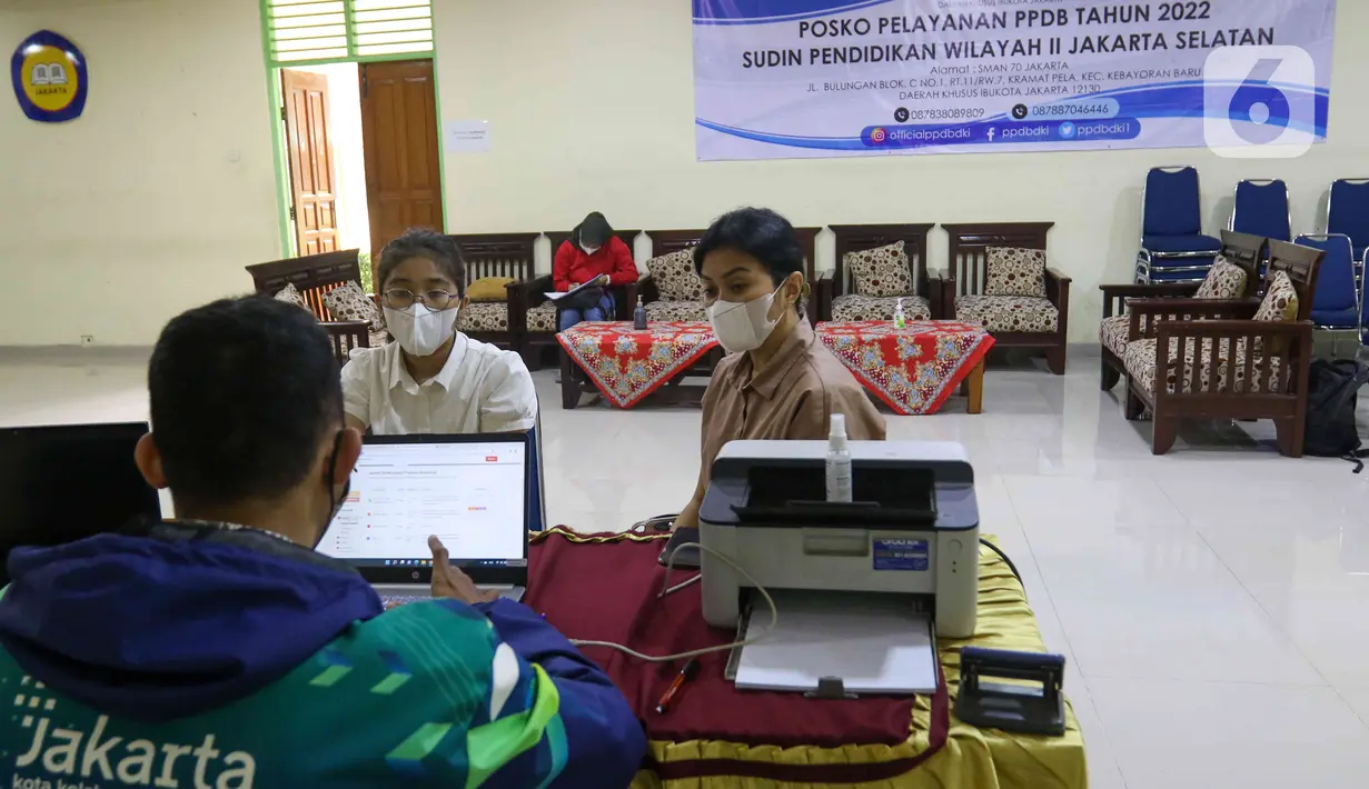 Petugas melayani konsultasi siswa dan wali murid terkait Penerimaan Peserta Didik Baru (PPDB) di di Posko Pelayanan PPDB 2022 di SMA Negeri 70, Jakarta, Kamis (19/5/2022). Pemprov DKI Jakarta telah membuka tahapan pra pendaftaran pada proses Penerimaan Peserta Didik Baru (PPDB) 2022 dari jenjang Sekolah Dasar (SD) hingga Sekolah Menengah Atas (SMA). (Liputan6.com/Herman Zakharia)