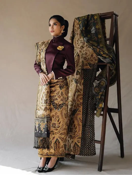 Melengkapi tampilannya, Azizah mengenakan bros emas besar yang disematkan di kebayanya. Serta anting-anting emas besar menghiasi telinganya. Azizah pun mengenakan stiletto heels hitam. [@azizahsalsha_]