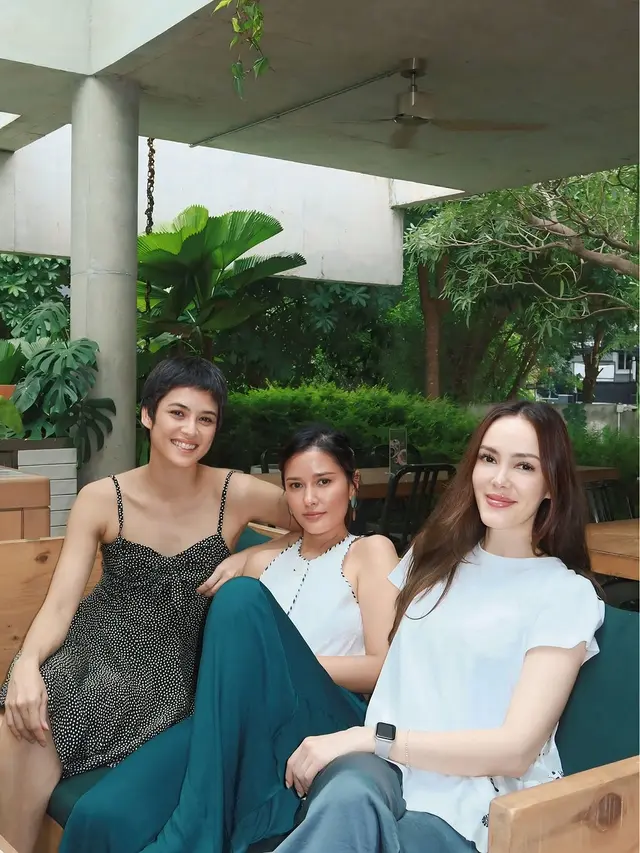 6 Potret Titi Radjo Nongkrong Bareng Cathy Sharon & Mariana Renata, Pesona Memukau