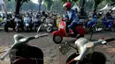 Penggemar vespa melaju di area Jakarta Mods Mayday 2017 di Parkir Timur Senayan, Jakarta, Sabtu (13/5). Jakarta Mods Mayday 2017 merupakan ajang berkumpulnya penggemar skuter Vespa. (Liputan6.com/Johan Tallo)
