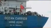 Diduga menghindari tabrakan, kapal kargo berbendera Tiongkok kandas di perairan pulau Sambu, Batam.