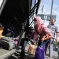 Penumpang mengambil barang bawaan mereka dalam bagasi bus setibanya di Terminal Kampung Rambutan, Jakarta TImur, Jakarta, Minggu (8/5/2022). Terminal Kampung Rambutan telah melewati puncak arus balik Lebaran 2022, yakni pada H+4. (Liputan6.com/Faizal Fanani)