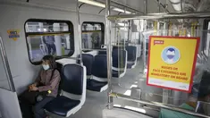 Sebuah tanda terlihat di gerbong SkyTrain mengingatkan masyarakat memakai masker di Kanada (24/8/2020). Siapa pun yang berada di bus, kapal, atau kereta api TransLink atau BC Transit, serta penumpang kapal BC Ferries wajib memakai masker untuk menghentikan penyebaran COVID-19. (Xinhua/Liang Sen)