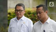 Menteri ESDM Arifin Tasrif (kiri) saat tiba di Gedung KPK, Jakarta, Kamis (5/3/2020). Arifin Tasrif akan menggelar rapat koordinasi dengan Pimpinan KPK membahas pengelolaan sampah menjadi tenaga listrik untuk menghindari praktik tindak pidana korupsi. (merdeka.com/Dwi Narwoko)
