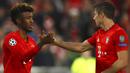 Pemain Bayern Munchen, Kingsley Coman bersama Robert Lewandowski merayakan gol ke gawang Red Star Belgrade pada laga Liga Champions di Red Star Belgrade, Rabu (18/9/2019). Bayern Munchen menang 3-0. (AP/Matthias Schrader)