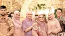 Zaskia dan Shireen Sungkar sepertinya hadir di acara kondangan keluarganya. Mereka pun hadir bersama suami dan orangtua. [@shireensungkar]