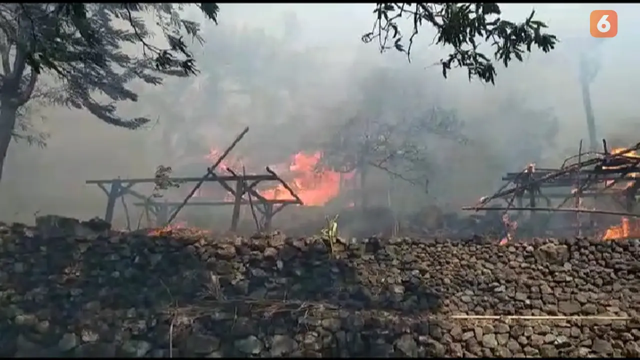Rumah Adat Terbakar
