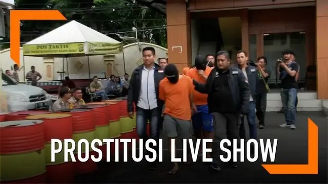 Polisi mengungkap kasus prostitusi online yang menampilkan live show. Mirisnya, salah seorang pelaku masih di bangku SMA.