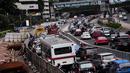 Kendaraan yang melintasi kawasan tersebut terpantau mengalami kemacetan, Jakarta, Selasa (17/6/14). (Liputan6.com/Faizal Fanani) 