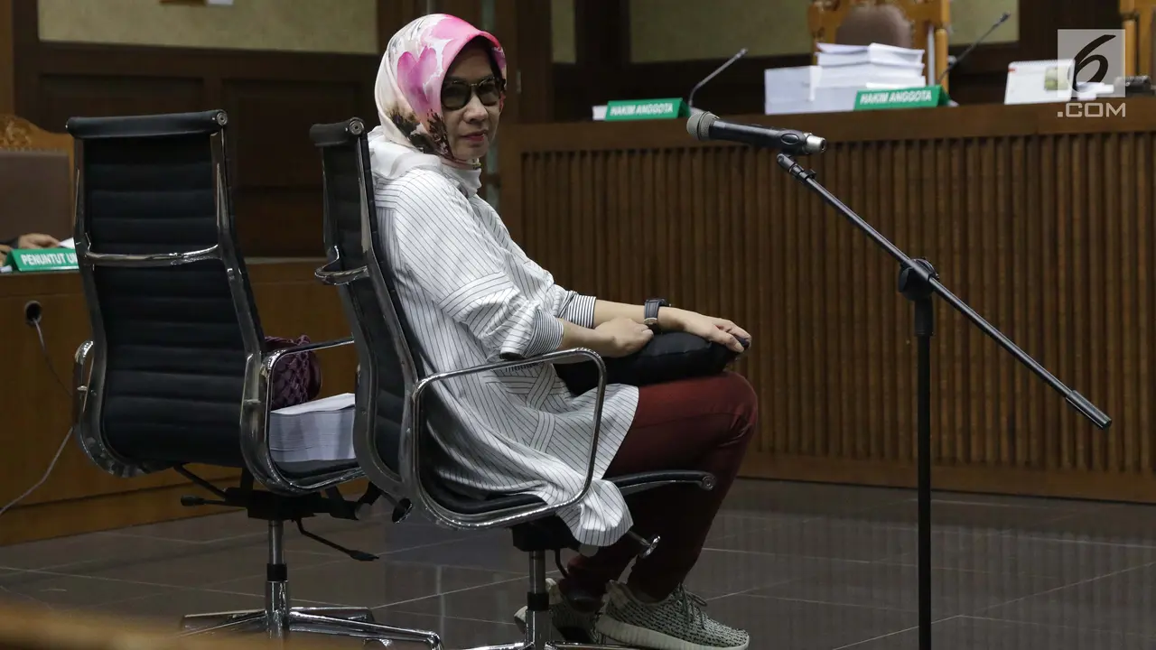 Gaya Santai Karen Agustiawan Jalani Sidang Pembacaan Nota Pembelaan