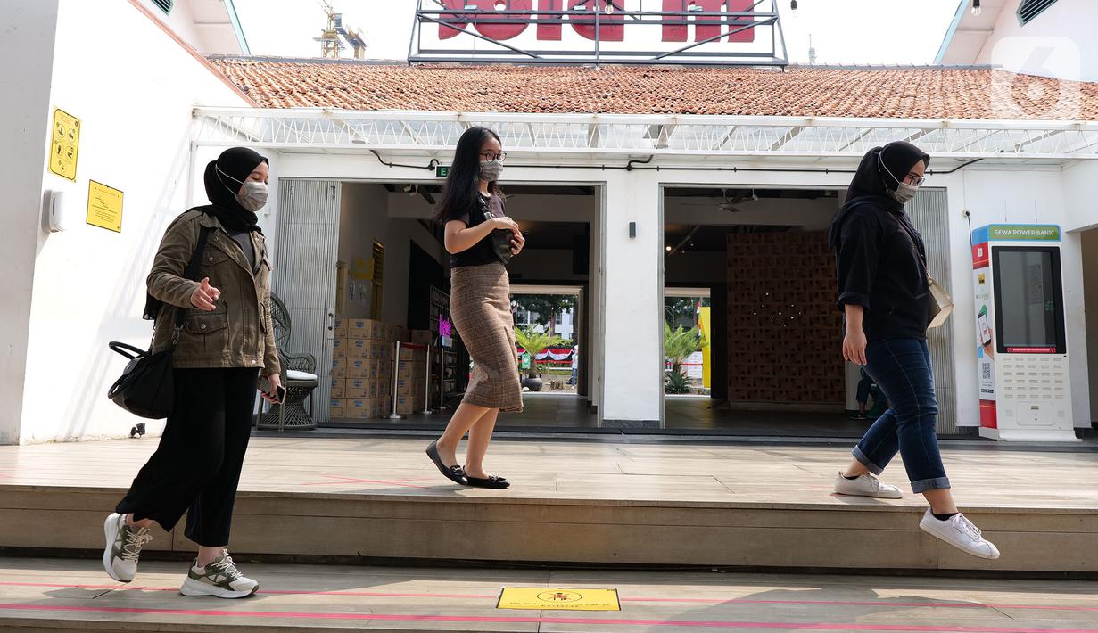 Pengunjung beraktivitas di kawasan M Bloc Space, Blok M, Jakarta, Sabtu (11/7/2020). Sempat tutup sementara hampir tiga bulan, tempat nongkrong hits beragam kalangan di bekas kompleks Peruri ini mulai beroperasi kembali pukul 12.00-20.00 WIB. (Liputan6.com/Herman Zakharia)