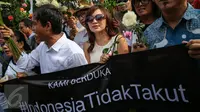 Sejumlah warga bersama organisasi masyarakat menggelar aksi solidaritas di Sarinah, Jakarta, Jumat (14/1/2016). Aksi '#KAMITIDAKTAKUT' menyerukan persatuan diantara masyarakat Indonesia untuk tidak takut aksi terorisme. (Liputan6.com/Faizal Fanani)