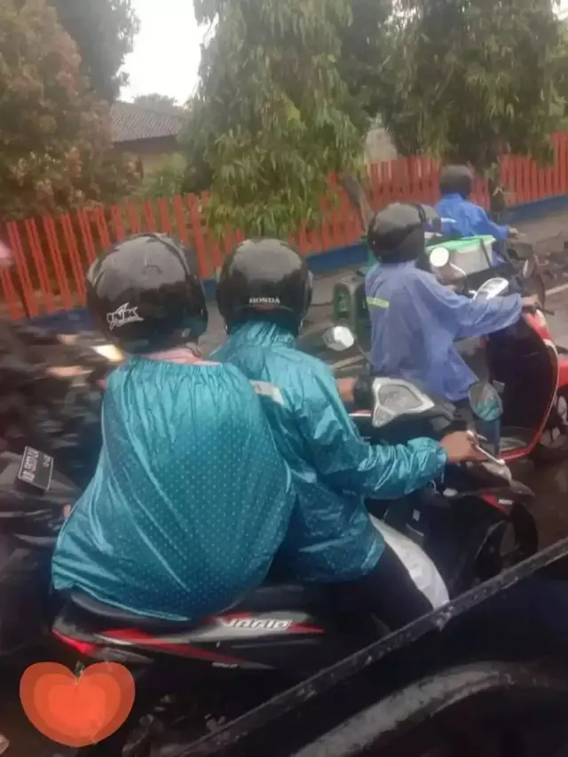 6 Potret Jas Hujan Berbagi Sama Teman Ini Kocak, Bersama dalam Suka Duka