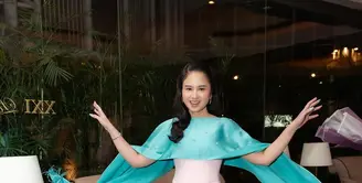 Tissa Biani memilih ansambel bernuansa pastel yang memancarkan kesan youthful dan elegan. Ia mengenakan corset berwarna pink lembut yang mempertegas siluet tubuhnya. [@robi_juniarta @snap.nuel].