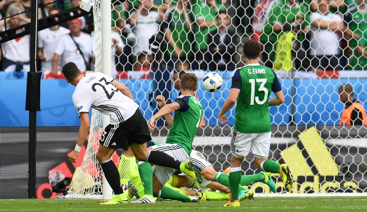 Pemain Jerman, Mario Gomez, saat mencetak gol ke gawang Irlandia Utara pada laga Grup C Piala Eropa 2016 di Parc des Princes, Paris, Selasa (21/6/2016). (AFP/Patrik Stollarz)