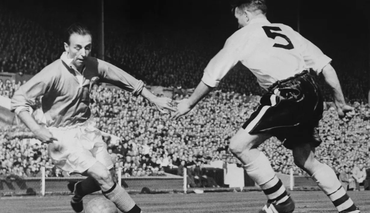 Penyerang Blackpool, Stanley Matthews (kiri) adalah pemain Inggris Raya yang pertama meraih penghargaan Ballon d'Or yaitu pada tahun 1956. (AFP/Intercontinentale/Staff)