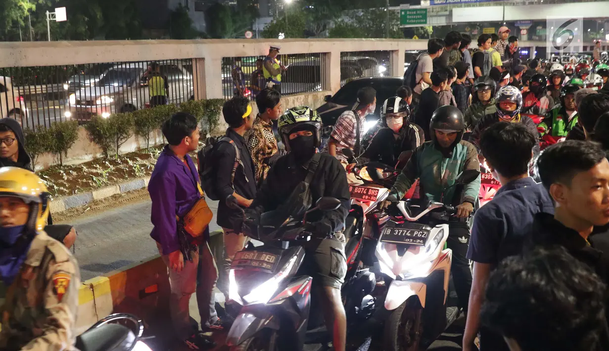 Pengendara motor melintas di ruas Jalan Gatot Subroto depan Gedung MPR/DPR/DPD RI, Jakarta, Kamis (19/9/2019). Sebagian ruas Jalan Gatot Subroto depan Gedung Parlemen ditutup karena ada aksi mahasiswa menolak revisi RKUHP-UU KPK. (Liputan6.com/Helmi Fithriansyah)