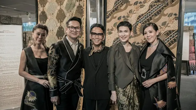 Oscar Lawalata, Edward Hutabarat, dan Denny Wirawan menampilkan batik di kantor pusat UNESCO di Paris lewat Batik For The World.