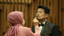 Koes Hendratmo saat sedang dirias sebelum menjalani pemotretan. (Galih W. Satria/Bintang.com)