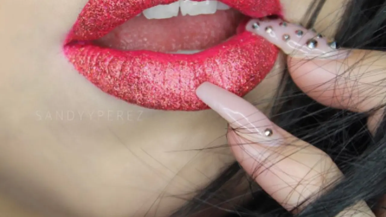 Warna Lipstik Ini Nggak Biasa, Mau Tiru?