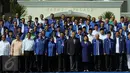Ketum DPP Partai Demokrat Susilo Bambang Yudhoyono (tengah) serta para kader dan calon kepala daerah, foto bersama usai penutupan Rapat Pleno Partai Demokrat di Hotel Grand Yasmin, Cianjur, Jawa Barat, Minggu (30/8/2015). (Liputan6.com/Helmi Afandi)