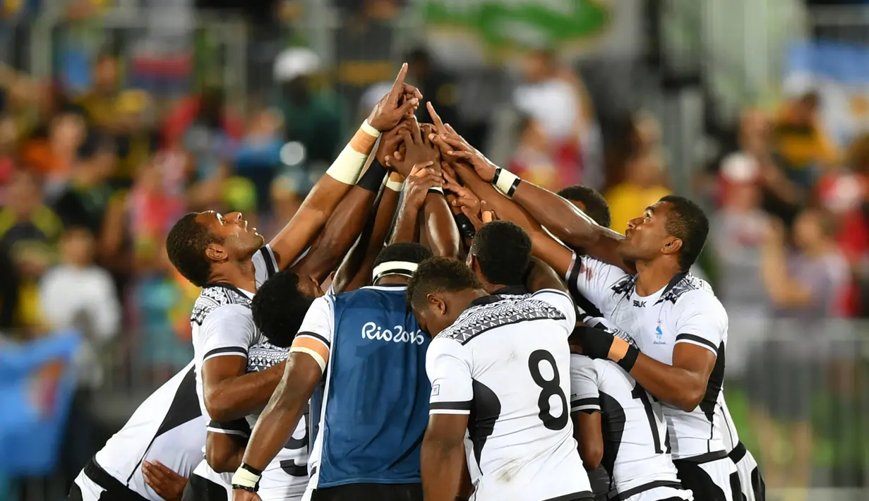 Negara Fiji meraih medali emas Olimpiade 2016 yang merupakan medali pertama dalam sejarah keikutsertaan mereka di arena Olimpiade. Prestasi itu terjadi setelah tim Rugby Fiji menang atas Inggris di final dengan skor telak 43-7. (AFP PHOTO/Pascal Guyot)