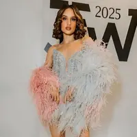 Cinta Laura Kenakan Gaun Mini Dipadukan Selendang Bulu di JFW 2025. [@claurakiehl]