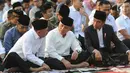 Presiden Joko Widodo atau Jokowi berbincang usai salat Idul Adha 1439 Hijriah di Lapangan Tegar Beriman, Cibinong, Kabupaten Bogor, Jawa Barat, Rabu (22/08). (Merdeka.com/Arie Basuki)