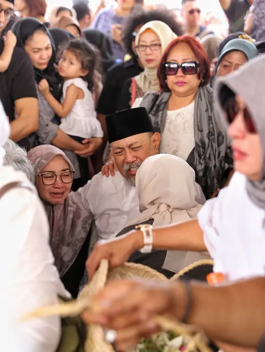 Pemakaman Istri Indro Warkop