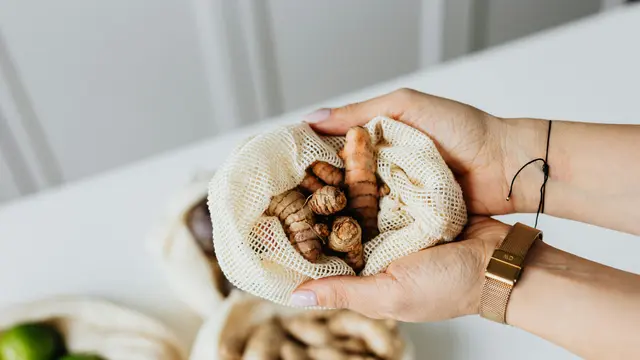 Turmeric//copyright pexels/Karolina Grabowska