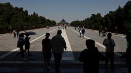 Orang-orang mengunjungi Kuil Surga saat liburan Hari Buruh di Beijing, China, 2 Mei 2022. Hari Buruh pada umumnya dirayakan pada tanggal 1 Mei, dan dikenal dengan sebutan May Day. (Noel Celis/AFP)