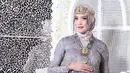 Jika dilihat-lihat, penampilan Ridwan Ghani dan Adhitya Putri seperti raja dan ratu. (Foto: instagram.com/malibu62studio)
