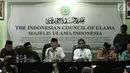 Ustaz Abdul Somad (ketiga kanan) didampingi Sekjen MUI Anwar Abas (ketiga kiri), Ketua MUI Bidang Luar Negeri Muhyiddin (kedua kanan) serta sejumlah petinggi MUI saat menggelar konpers usai pertemuan di Kantor MUI, Jakarta, Rabu (21/8/2019). (merdeka.com/Iqbal S. Nugroho)