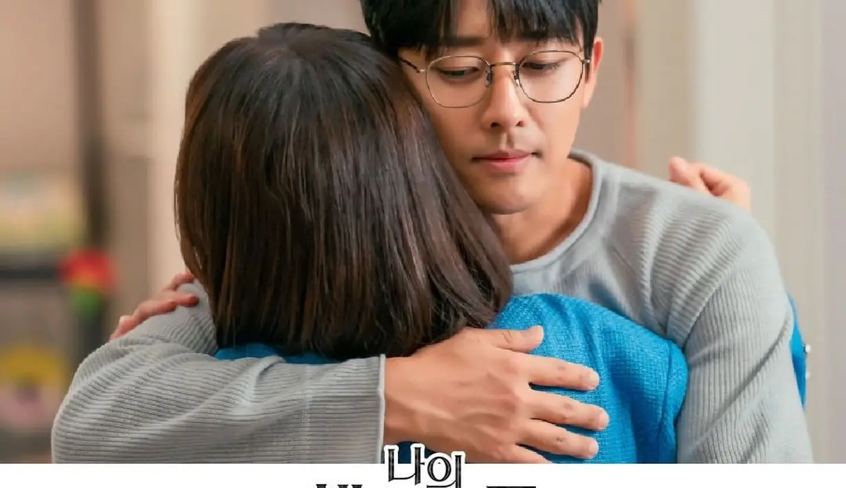 Setelah menyelesaikan sarapan bersama, Seo Jae Won dan Heo Soon Young berpelukan mesra sebelum Seo Jae Won bersiap berangkat kerja. (Foto: TV Chosun)