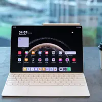 Huawei MatePad Pro 13.2 dilengkapi dengan keyboard dan mouse (Foto Dok: Huawei Indonesia).