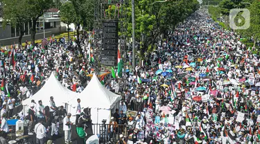 Ratusan warga yang tergabung dari Majelis Ormas Islam (MOI) menggelar aksi damai bela Palestina di depan kantor Kedutaan Besar (Kedubes) Amerika Serikat, Jakarta, Minggu (17/12/2023). (Liputan6.com/Faizal Fanani)